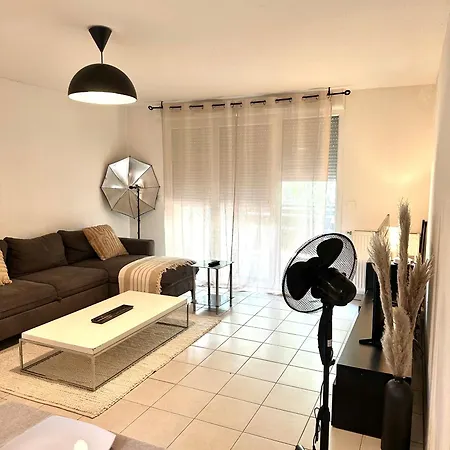 Moderne Et Paisible Maisonette Avec Jardin アパート Fenouillet